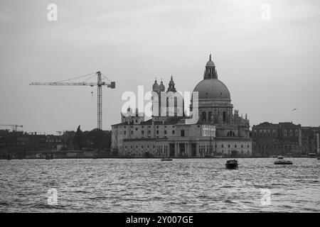 Schwarzweißfoto der Basilika Santa Maria della Salute, Venedig, Italien, Europa Stockfoto