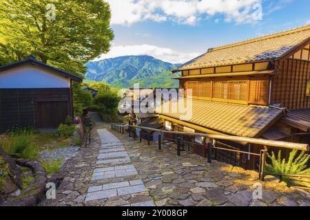 Blick auf die fernen Berge am Südeingang auf der bergab Straße nach Magome Stadt auf dem alten, historischen Magome-Tsumago Nakasendo Trail im Kiso Valley Stockfoto