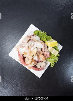 Gemischte Meeresfrüchtesalat mit Tintenfisch, Muscheln und Garnelen (detaillierte Studio gedreht) Stockfoto