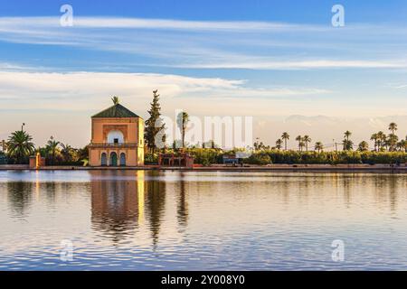 Der berühmte Saadian pavillon spiegelt sich im Pool in den Menara Gardens Stockfoto