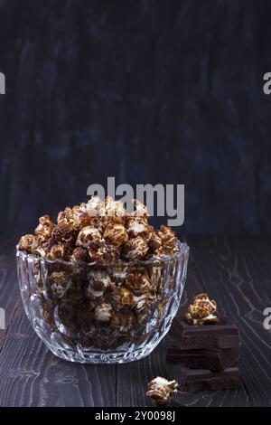 Nahaufnahme von süßen Schoko Popcorn in eine Kristallschale auf hölzernen Hintergrund Stockfoto