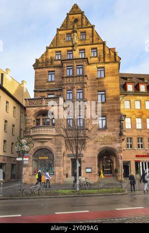 Nürnberg, 24. Dezember 2016: Stadtstraße zur Weihnachtszeit mit Menschen in Europa Stockfoto