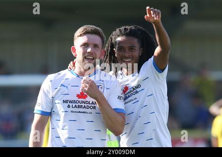 Barrow's Ben Jackson und Barrow's Neo Eccleston feiern in voller Zeit während des Spiels der Sky Bet League 2 zwischen Harrogate Town und Barrow in der Wetherby Road, Harrogate am Samstag, den 31. August 2024. (Foto: Michael Driver | MI News) Credit: MI News & Sport /Alamy Live News Stockfoto