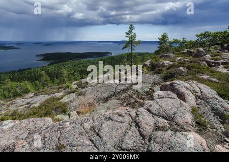 Regenschauer über dem Bottnischen Golf, Skuleskogen-Nationalpark, Hoega Kusten-Weltkulturerbe, Vaesternorrland, Schweden, Juli 2012, Europa Stockfoto