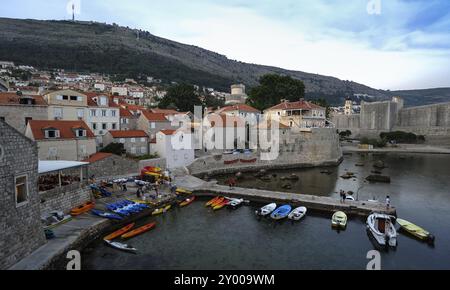 Kajak-Schule in Dubrovnik am Abend Stockfoto