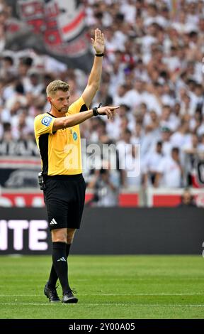 Stuttgart, Deutschland. 31. August 2024. Schiedsrichter Timo Gerach Gestik Geste VfB Stuttgart vs. 1. FSV MAINZ 05 31.08.2024 DFL-VORSCHRIFTEN VERBIETEN DIE VERWENDUNG VON FOTOGRAFIEN ALS BILDSEQUENZEN UND/ODER QUASI-VIDEO/DPA/ALAMY LIVE NEWS Stockfoto