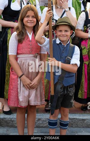 Traditionelles Volksfest in Mühldorf, Mühldorf am Inn, Oberbayern, Deutschland, August 30 2024, ein Mädchen und ein Junge in traditioneller Tracht Stockfoto