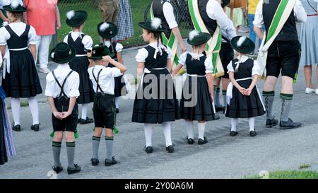 Traditionelles Volksfest in Mühldorf, Mühldorf am Inn, Oberbayern, Deutschland, August 30 2024, Kinder in traditionellen Trachten Stockfoto