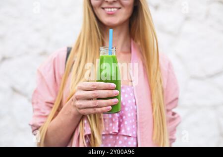 Ernährung Ernährung mit detox Saft. Gesunde Frau mit frischem Saft Flasche grün Detox-smoothie posieren. Nahaufnahme der gerne schöne Mädchen mit frischen anbringen Stockfoto