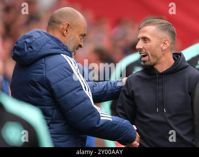 The City Ground, Nottingham, Großbritannien. 31. August 2024. Premier League Football, Nottingham Forest gegen Wolverhampton Wanderers; Nottingham Forest Head Coach Nuno Espirito Santo und Wolverhampton Wanderers Head Coach Gary Oneil schütteln sich die Hände vor dem Start Credit: Action Plus Sports/Alamy Live News Stockfoto