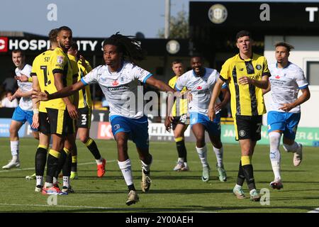 Barrows Neo Eccleston feiert sein Tor während des Spiels der Sky Bet League 2 zwischen Harrogate Town und Barrow in der Wetherby Road, Harrogate am Samstag, den 31. August 2024. (Foto: Michael Driver | MI News) Credit: MI News & Sport /Alamy Live News Stockfoto