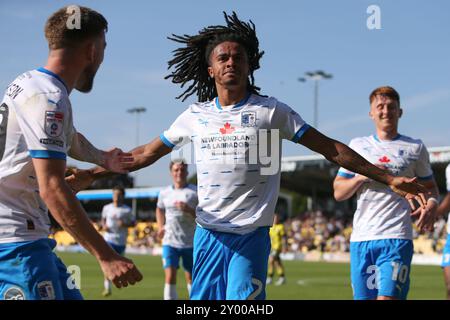 Barrows Neo Eccleston feiert sein Tor während des Spiels der Sky Bet League 2 zwischen Harrogate Town und Barrow in der Wetherby Road, Harrogate am Samstag, den 31. August 2024. (Foto: Michael Driver | MI News) Credit: MI News & Sport /Alamy Live News Stockfoto