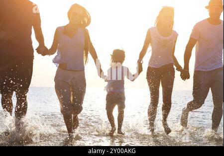 Glückliche Freunde feiern Strand Party Sommer. Urlaub und Ferien-Konzept Stockfoto