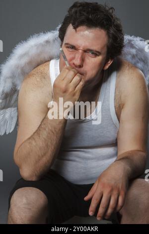 Herr Angel mit weißen Flügeln. Crazy Charakter-portrait Stockfoto