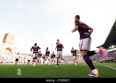 Bologna, Italien. 31. August 2024. Bologna betreten den Fußball für das Aufwärmen vor dem Spiel der Serie A Enilive 2024/2025 zwischen Bologna und Empoli - Serie A Enilive im Renato Dall'Ara Stadion - Sport, Fußball - Bologna, Italien - Samstag, 31. August 2024 (Foto: Massimo Paolone/LaPresse) Credit: LaPresse/Alamy Live News Stockfoto