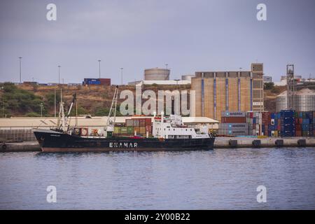 Schwarzes Frachtschiff vor Anker in einem Hafen Stockfoto