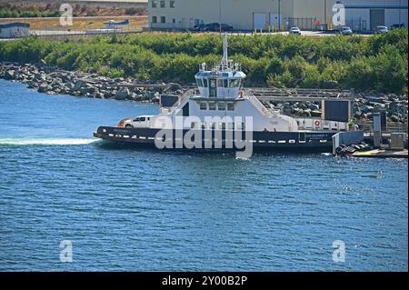 Einer der denkwürdigsten Häfen entlang der Inland Passage von Alaska ist Ketchikan, ein einzigartiges Fischerdorf in der Nähe von Juneau. Eine Autofähre fährt ins Dock. Stockfoto