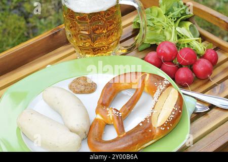 Bayerische Kalbswurst mit Brezel, Kalbswurst mit Brezel Stockfoto