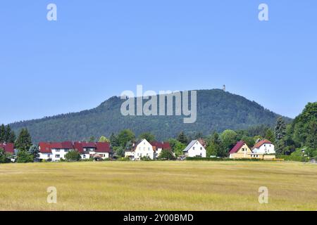 Blick auf Hochwald in Zittauer Bergen. Blick von Lueckendorf nach Hochwald in Zittauer Bergen Stockfoto