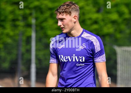 Landore, Swansea, Wales. 31. August 2024. Trialist von Swansea City während des Vorspiels vor dem U18 Professional Development League Spiel zwischen Swansea City und Coventry City im JOMA High Performance Centre in Landore, Swansea, Wales, Großbritannien am 31. August 2024. Quelle: Duncan Thomas/Majestic Media/Alamy Live News. Stockfoto