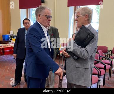 Riga, Lettland. 31. August 2024. Guntis Ulmanis (l), ehemaliger Präsident Lettlands, spricht mit dem ehemaligen lettischen Verteidigungsminister Talavs Jundzis anlässlich einer Gedenkveranstaltung zum 30. Jahrestag des Rückzugs der russischen Truppen. Es war ein historischer Moment für die baltischen staaten: Vor drei Jahrzehnten hat der Rückzug der russischen Streitkräfte ein prägnantes Kapitel in der Geschichte des Zweiten Weltkriegs beendet Quelle: Alexander Welscher/dpa/Alamy Live News Stockfoto