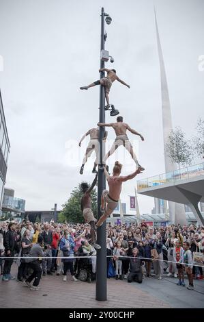 London Großbritannien. 31. August 2024. Life Lines Performance bei GDIF, Greenwich Peninsula. Fünf Parkour-Künstler begeben sich auf eine unvergessliche Reise durch die atemberaubende architektonische Landschaft der Greenwich Peninsula und erschaffen eine Reihe sich entwickelnder Bilder, die unsere Vision des öffentlichen Raums verändern. Guy Corbishley/Alamy Live News Stockfoto