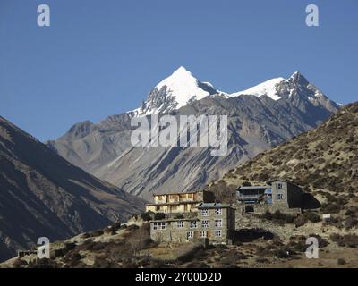 Kleine Siedlung namens Ghyanchang, eindrucksvolle Bergkette namens Muktinath Himal Stockfoto