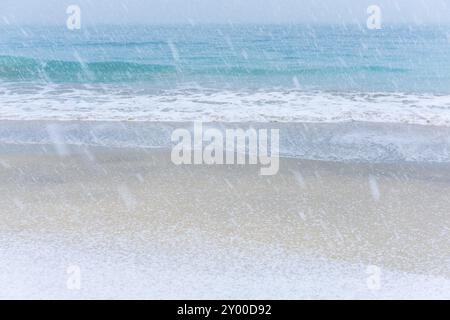 Schneefall an einem Sandstrand, Senja, Troms Fylke, Norwegen, März 2015, Europa Stockfoto