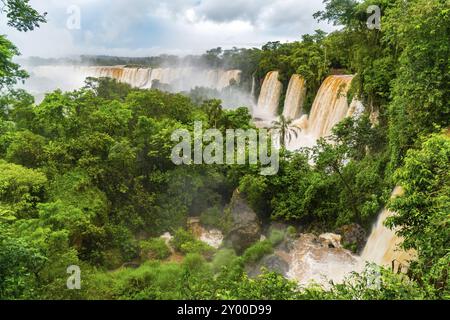 Landschaft der berühmten Iguazu Falls bei Argentinien Grenze nach starkem Regen Stockfoto