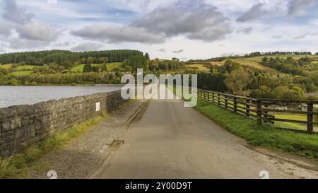 Straße über die Staumauer des Llwyn - am Stausee in der Nähe von Merthyr Tydfil, Mid Glamorgan, Wales, Großbritannien Stockfoto