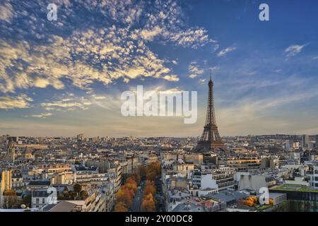 Paris Frankreich, Blick auf den Eiffelturm und die Skyline der Stadt mit Herbstlaub Stockfoto