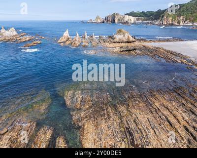 Aus der Vogelperspektive auf scharfe Inselchen in der Nähe des Strandes Gueirua, Asturien, Spanien Stockfoto