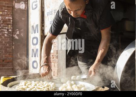 Bhaktapur, Nepal, 4. Dezember 2014: Man bereitet gedämpfte Momos in den Straßen vor, Asien Stockfoto