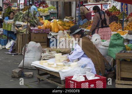 La Paz, Bolivien, 24. Oktober 2015: Frau, die Käse auf dem Straßenmarkt in Südamerika verkauft Stockfoto