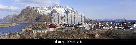 Henningsvaer ist ein Fischerdorf in der norwegischen Gemeinde Vagan, das auf zwei kleinen Inseln vor der Küste der Lofoten-Insel Austvagoy in liegt Stockfoto