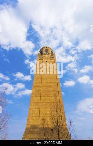 Tiefwinkelansicht des Uhrenturms auf dem Campus des Daejeon Institute of Science and Technology an einem sonnigen Frühlingstag in Südkorea. Vertikal Stockfoto