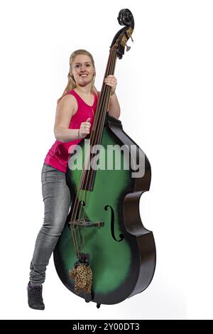 Musiker mit rotem Hemd, der einen Kontrabass vor weißem Hintergrund spielt Stockfoto