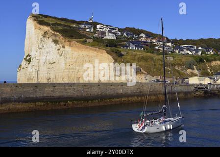 Eine Yacht am Eingang zum Hafen Stockfoto