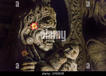 Weibliche Tempelfigur, Kopf, Gesicht, Frau, ruhig, Hinduismus, beängstigend, weiblich, Gelassenheit, Gesichtsausdruck, Stein, Steinfigur, Tempel, Religion, Weltreligionen Stockfoto