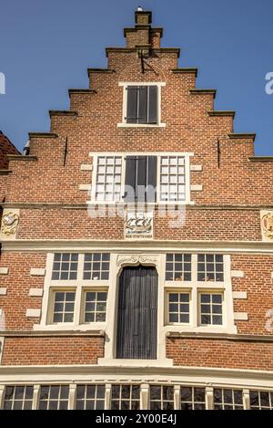 Hoorn, Niederlande, März 2022. Der Hafen von Hoorn mit den alten Booten und historischen Fassaden Stockfoto