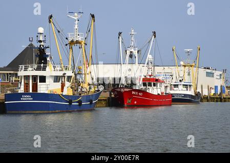 Den Oever, Niederlande. Juli 2023. Den Oever Hafen mit den Fischerbooten und dem Leuchtturm Stockfoto