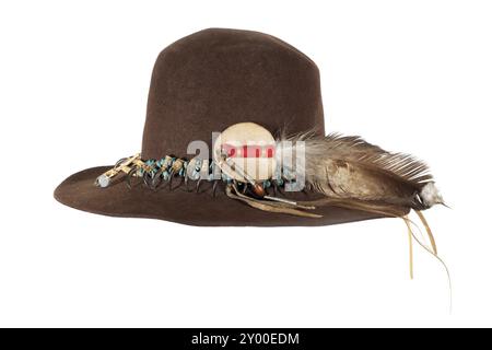 Alter indischer Hut mit Hutband aus Greifvogelkrallen und Türkis auf braunem Filz mit Adlerfeder Stockfoto
