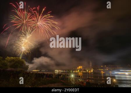 Solstice Feuerwerk mit Blick auf Duernstein, Rossatz-Arnsdorf, Niederösterreich, Österreich, Europa Stockfoto