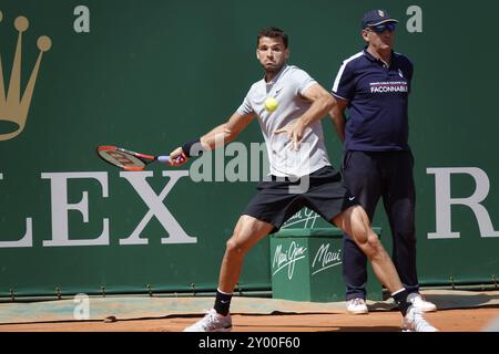 Der bulgarische Tennisspieler Grigor Dimitrov im Halbfinale gegen Rafael Nadal im Monte-Carlo Country Club bei der Rolex Monte-Carlo Masters 1000 Stockfoto