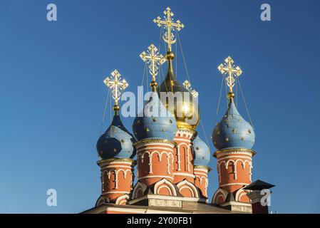 Moskauer Straße Varvarka. Tempel des Heiligen Georg des Siegers auf dem Pskowskaja-Hügel mit Glockenturm 1658. Russland Stockfoto