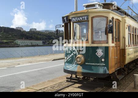 Historische Straßenbahn, Elektrico, betrieben von der Sociedade de Transportes Colectivos do Porto, verläuft entlang der Promenade entlang der Douro R Stockfoto