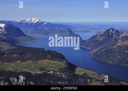 Frühling in den Schweizer Alpen. Blick vom Mount Fronalpstock, Stoos. Seelisberg und Vierwaldstattersee Stockfoto