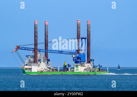 Dänisches A2SEA A/S-Installationsschiff Sea Challenger von Dong Energy für den Bau von Windturbinen in Offshore-Windparks auf See Stockfoto