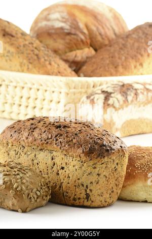 Komposition mit Brot und Brötchen auf Küchentisch Stockfoto