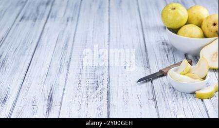 Birnen (Tiefenschärfe) auf einem alten Holztisch (close-up erschossen) Stockfoto